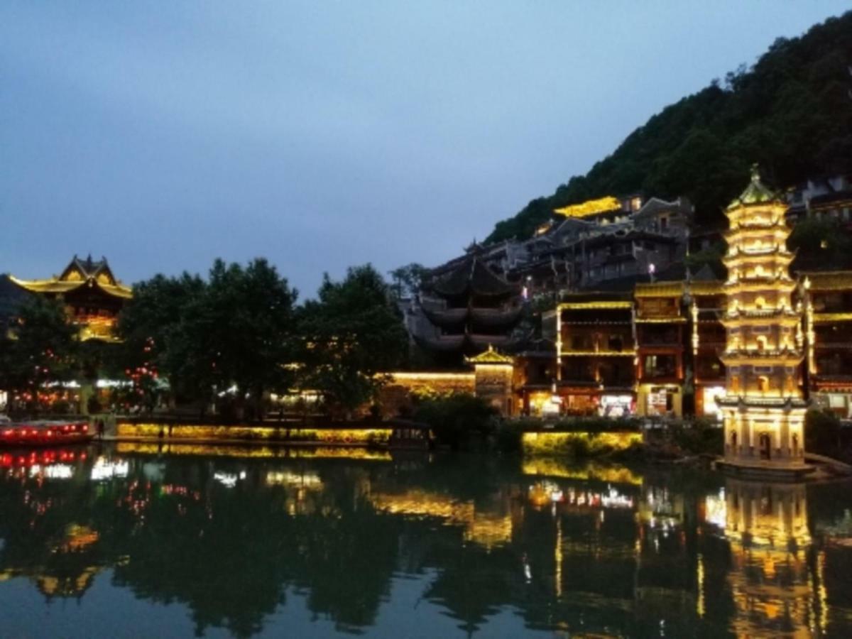 沱江缘民宿 Fenghuang Exteriör bild
