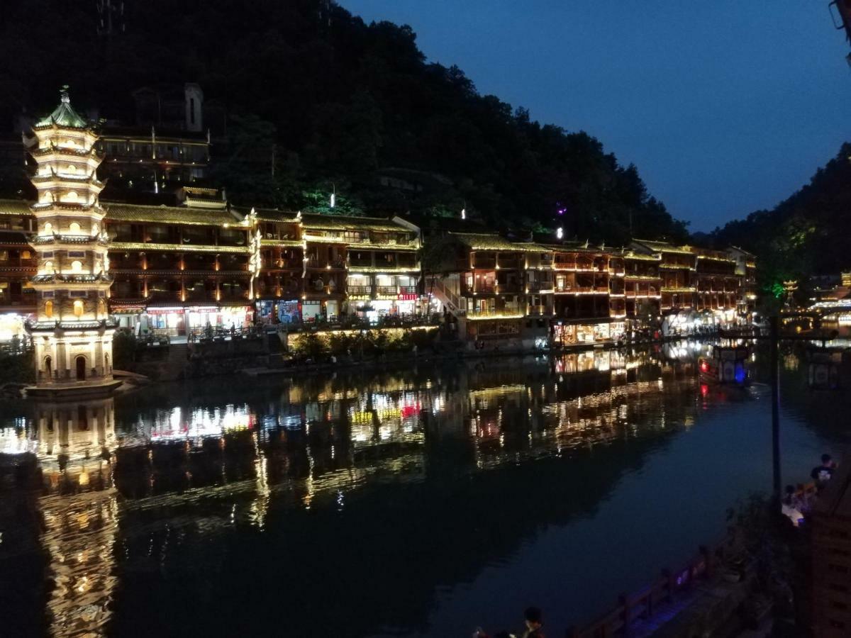 沱江缘民宿 Fenghuang Exteriör bild