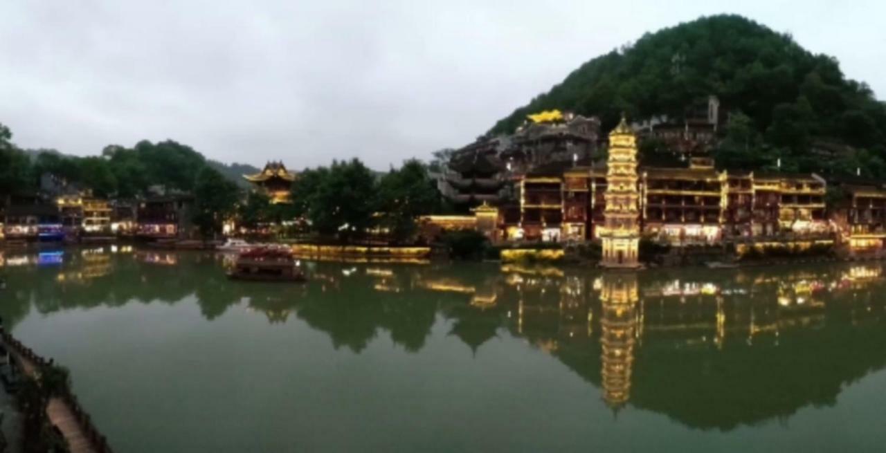 沱江缘民宿 Fenghuang Exteriör bild