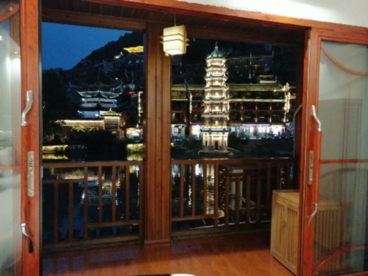 沱江缘民宿 Fenghuang Exteriör bild