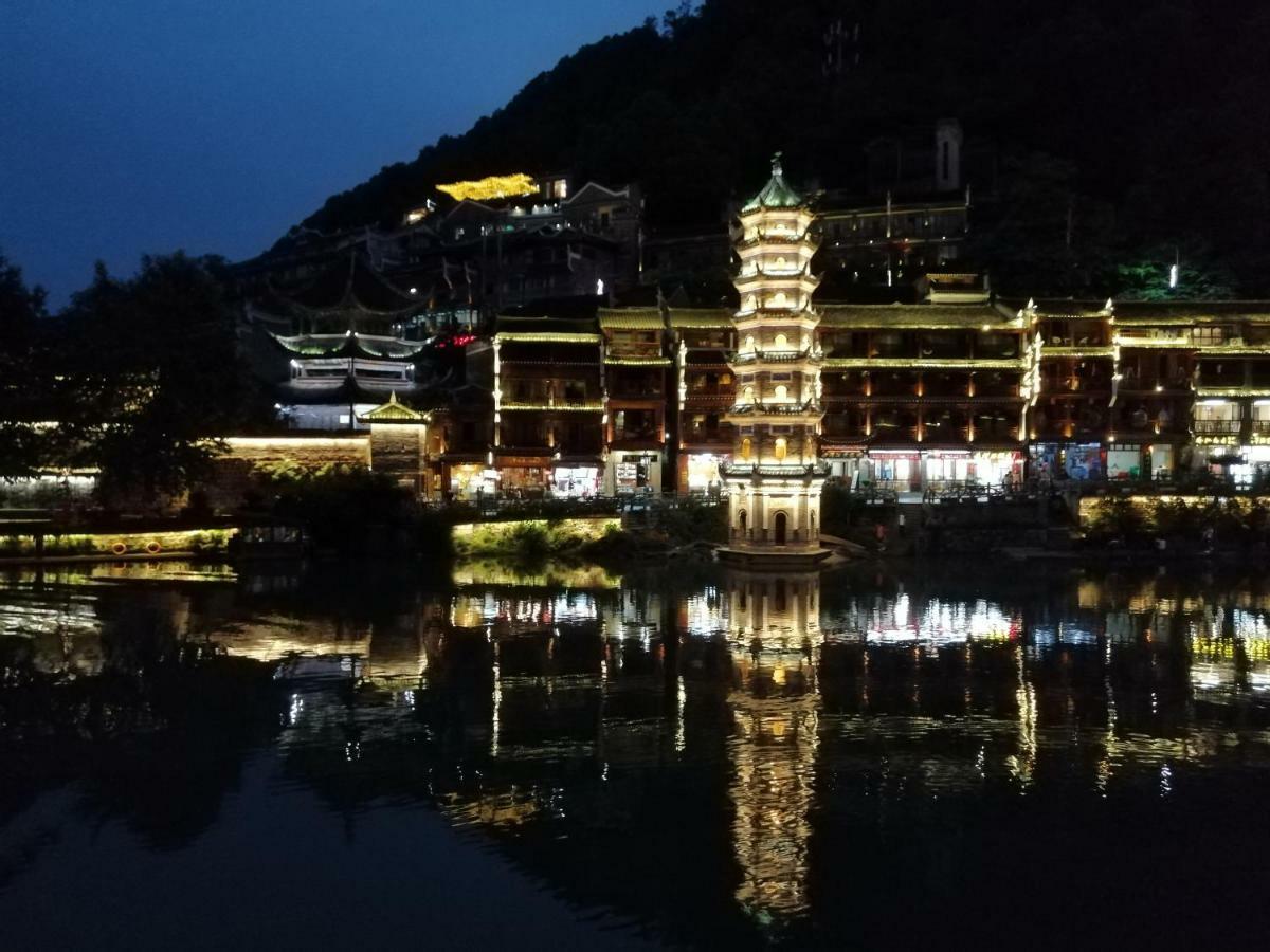 沱江缘民宿 Fenghuang Exteriör bild