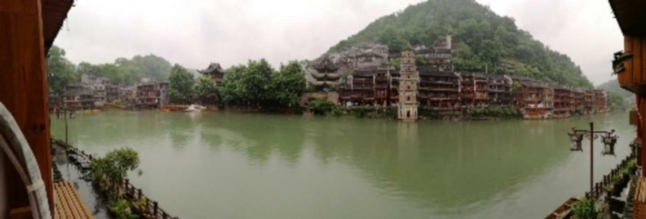 沱江缘民宿 Fenghuang Exteriör bild