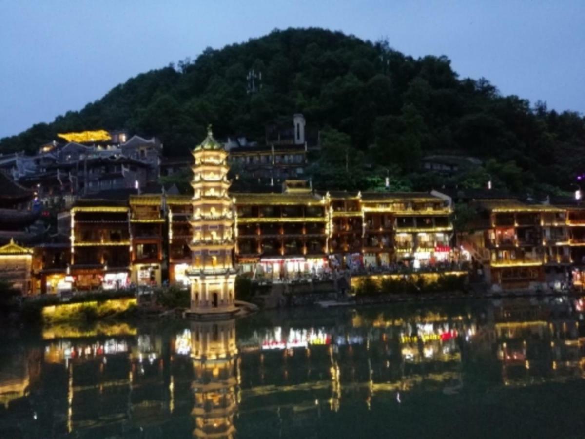 沱江缘民宿 Fenghuang Exteriör bild
