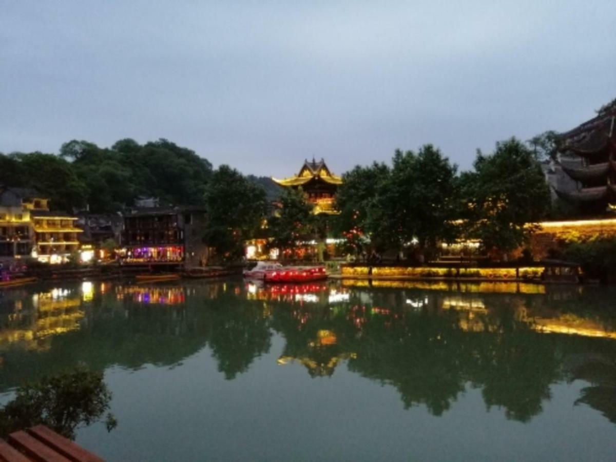 沱江缘民宿 Fenghuang Exteriör bild