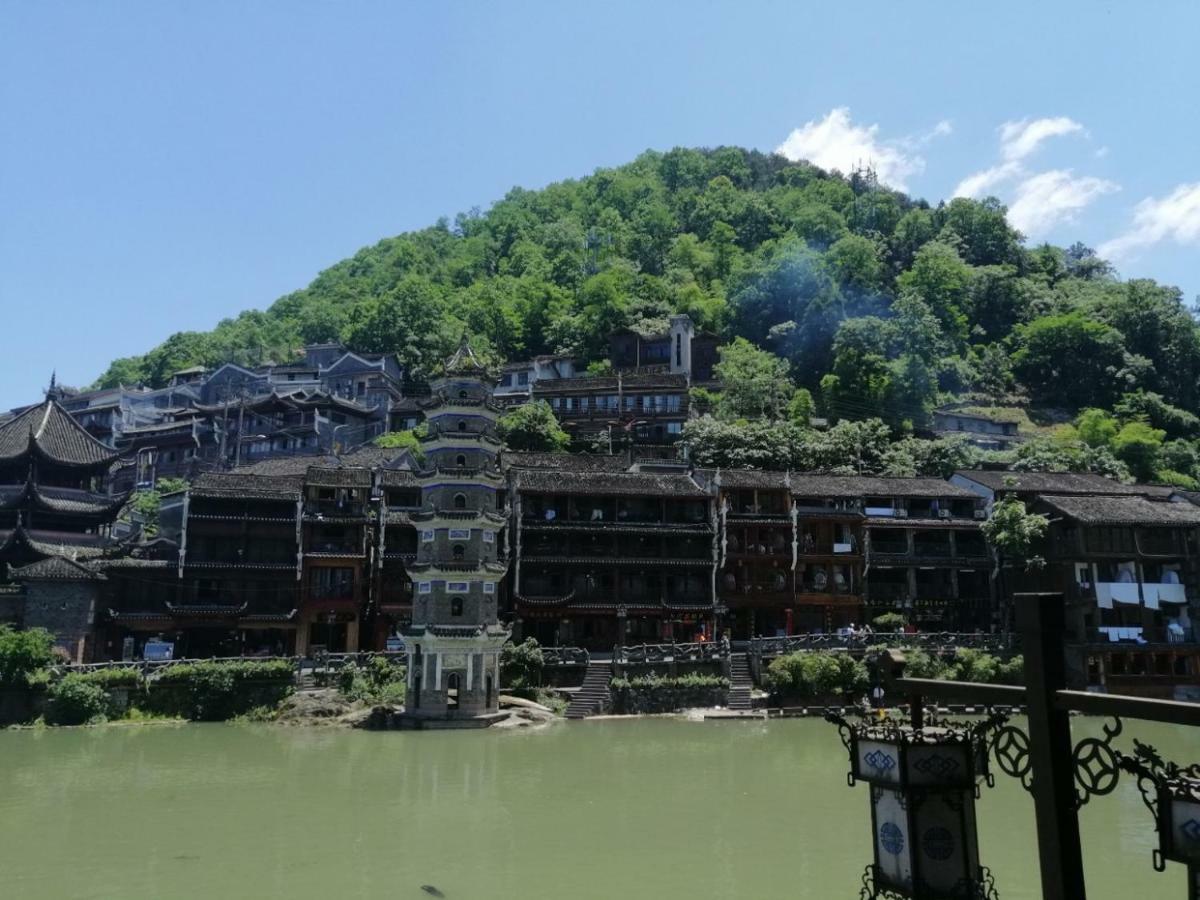 沱江缘民宿 Fenghuang Exteriör bild